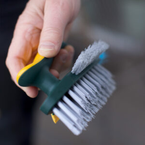 Multibürste für schmale Zwischenräume und Kanten